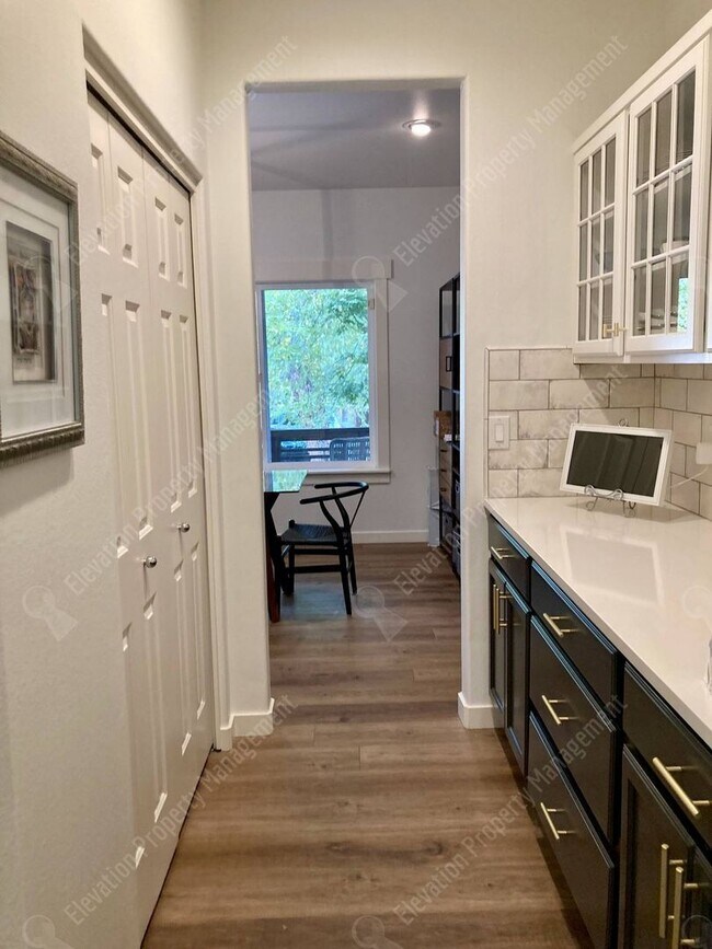 Building Photo - *Unfurnished* Beautifully updated 3 BR on ...