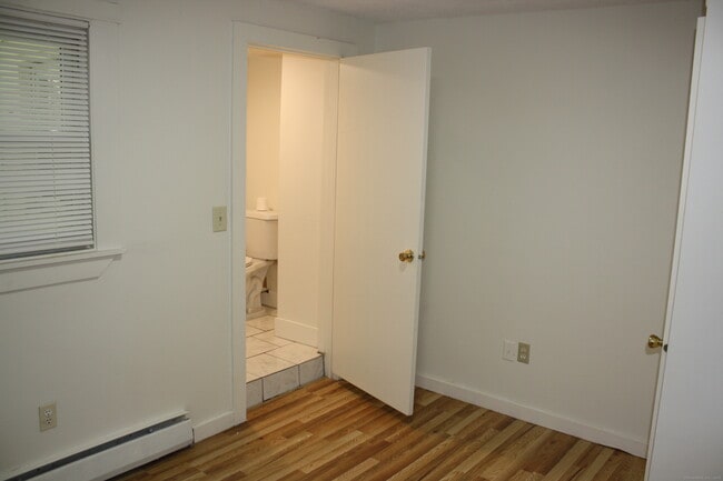 Building Photo - 387 Putnam Pike