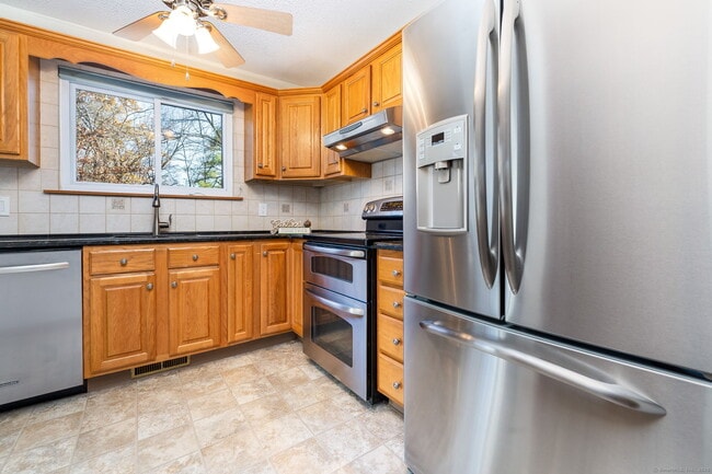 Building Photo - 665 Churchill Dr