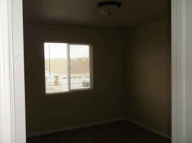 Building Photo - 3 BEDROOM, 2.5 BATH, 2 CAR ATTACHED GARAGE TOWNHOUSE