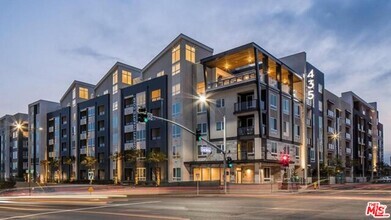 Building Photo - 435 W Los Feliz Rd