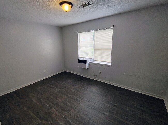 Building Photo - 293 N Manassas St