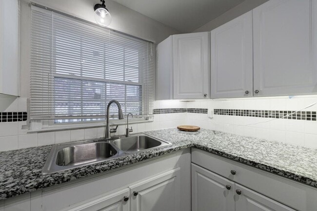 Building Photo - 1238 Lindenwood Ln NE