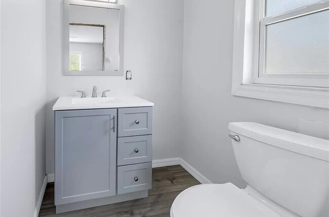 Building Photo - 251 SW Lincoln Cir N