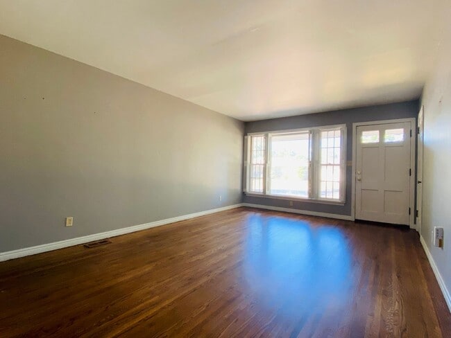 Building Photo - 3 bed 2 bath 1 car garage in The Village!
