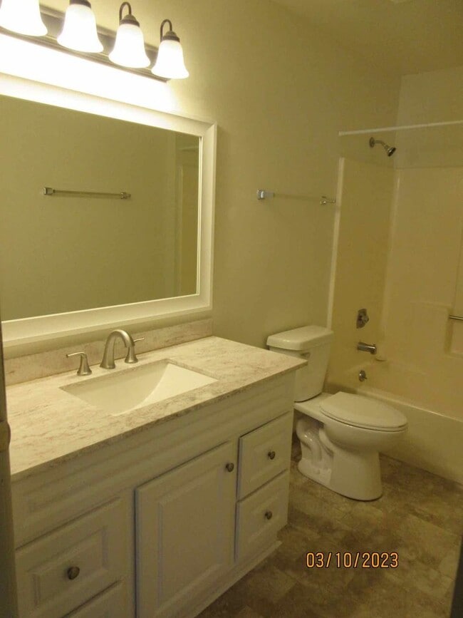 Building Photo - Available Mid-Late September 2025 Remodele...