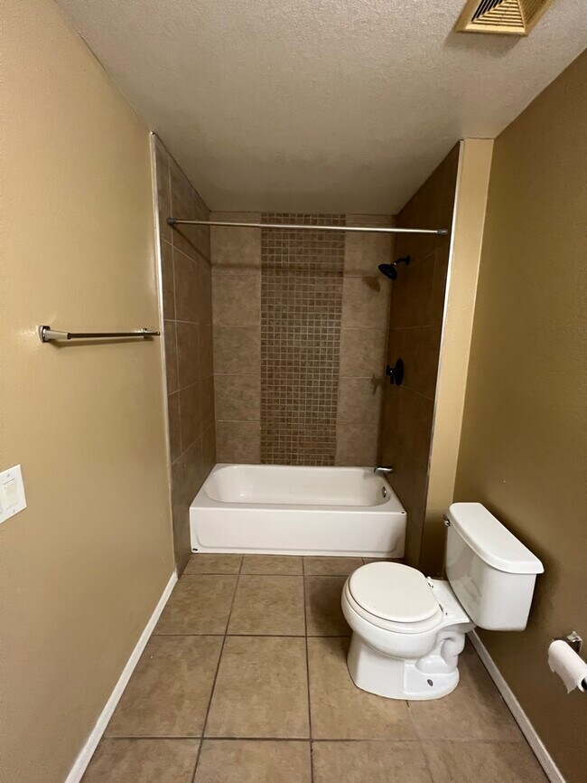 Building Photo - HOUSE FOR RENT