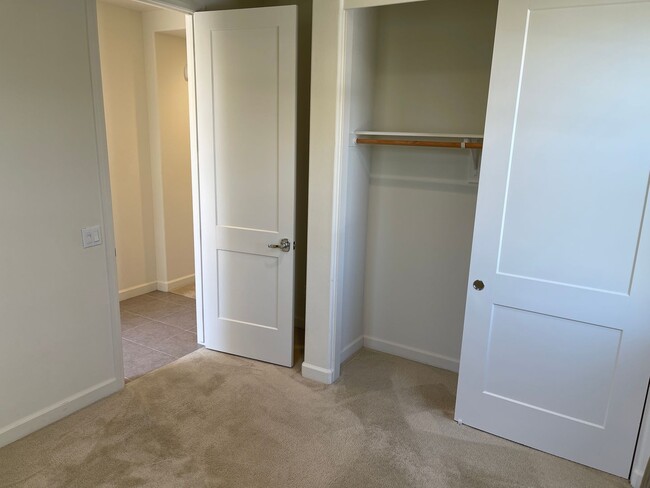Building Photo - Large 5 Bed / 3 Bath Standalone unit in Lo...