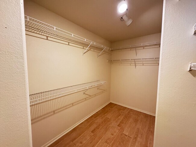 Building Photo - 5117 Elm Grove Dr