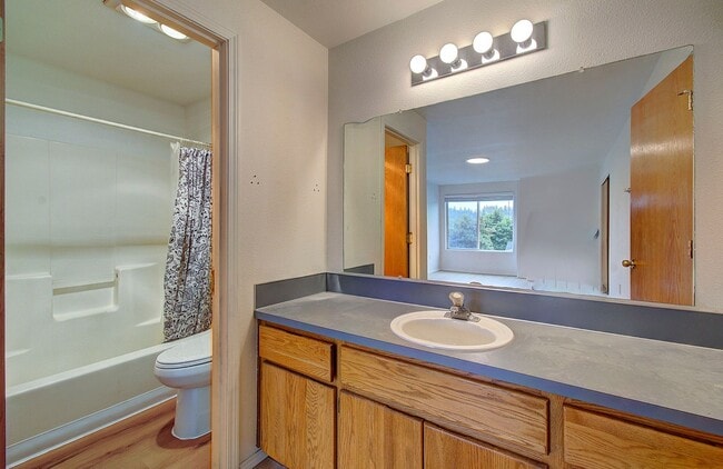 Building Photo - Spacious 3bd 2.5ba Unit in 4Plex - Avail. Now!