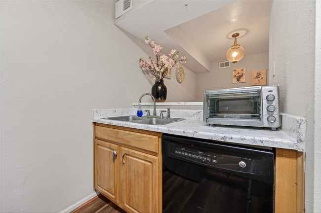Building Photo - 10555 Turtlewood Ct