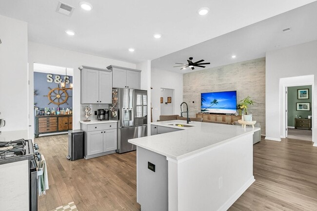 Building Photo - Beautiful Single Story Home Full of Upgrad...