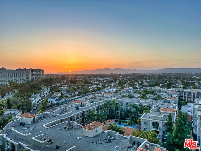 Building Photo - 13700 Marina Pointe Dr