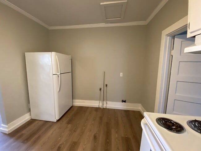 Primary Photo - 817 W Matthews Ave