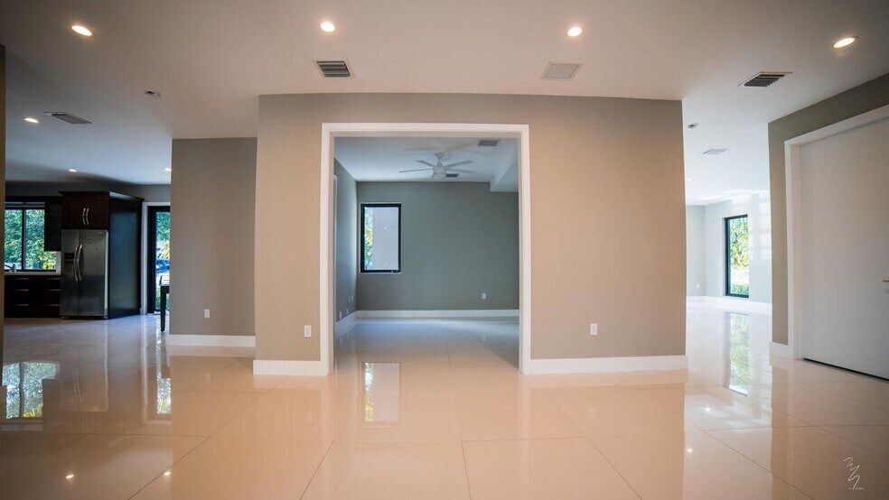 Building Photo - 6521 SW 33rd St