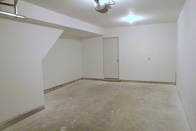 Building Photo - 404 River View Ln