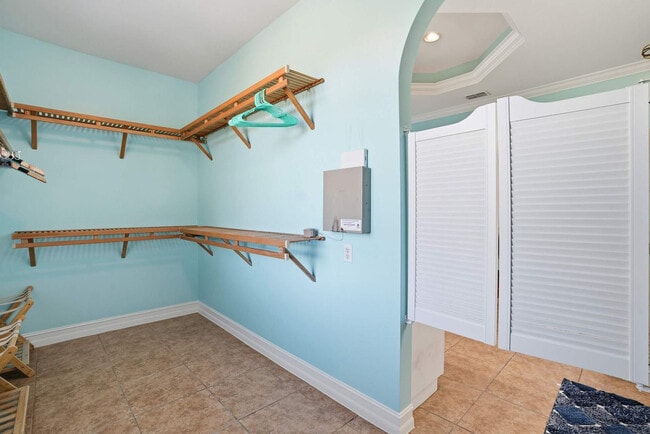 Building Photo - 3011 Pine Tree Dr