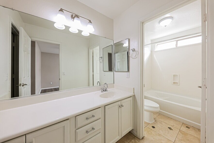 Building Photo - 591 S 167th Dr