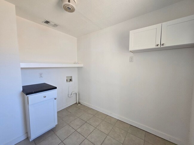 Building Photo - Cute 2 Story Home