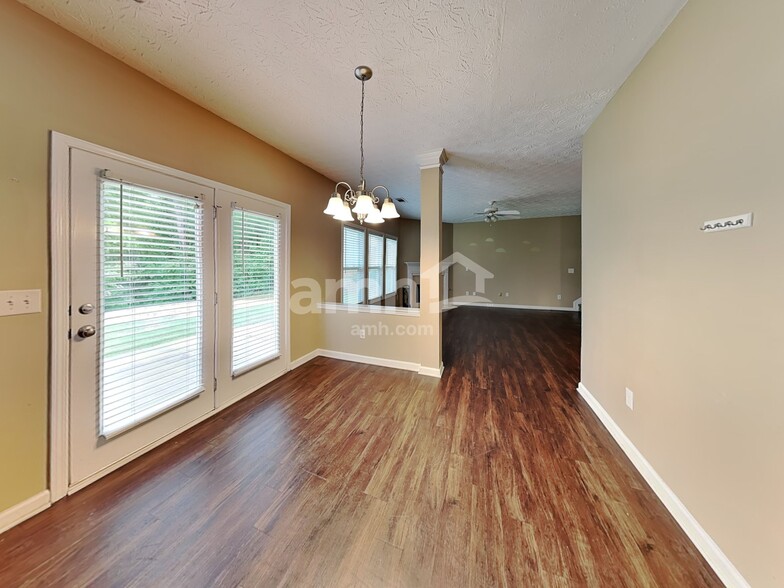 Building Photo - 2175 Village Green Dr