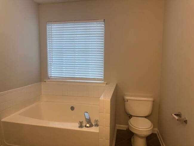 Building Photo - Charming 3BR / 2 Bath Ranch in Hampton!