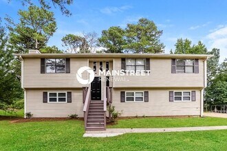 Building Photo - 3 Bedroom Pet-Friendly Home in Douglasville, GA with Main Street Renewal