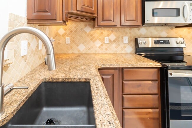 Building Photo - Lovely Townhome Available In Yacht Cove