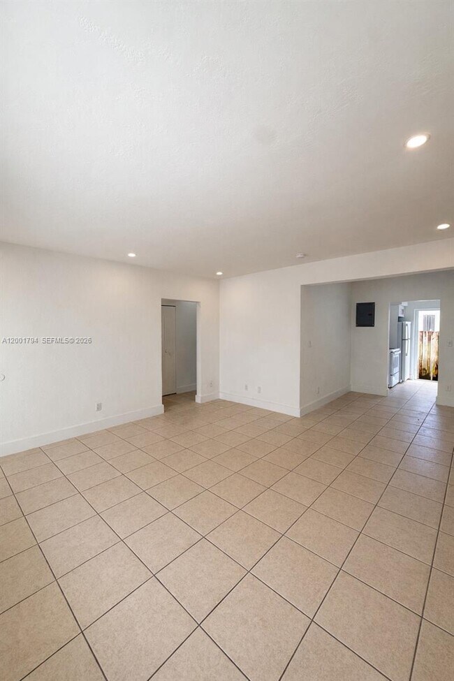 Building Photo - 935 Bay Dr