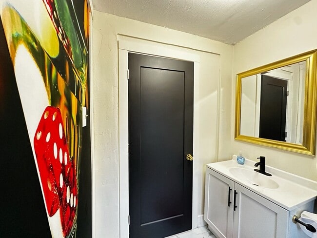 Building Photo - Charming Cleveland Heights Home in Prime Location