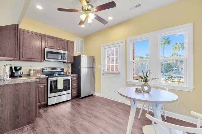 Building Photo - Fully furnished 1 bedroom 1 bath in fenced...