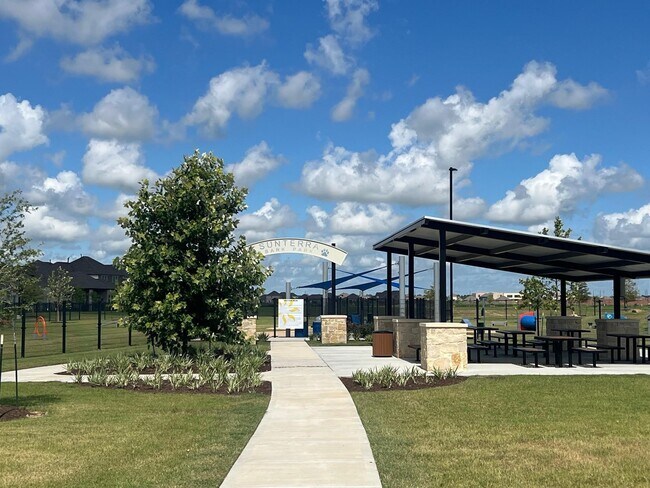 Building Photo - 1500 Sunrise Gables Dr