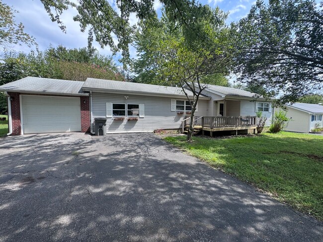 Building Photo - 1709 Oak Hill Dr S