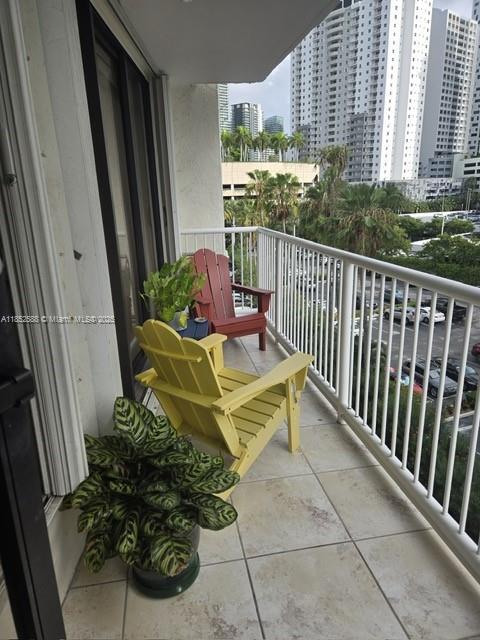 Building Photo - 1440 Brickell Bay Dr