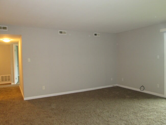 Building Photo - 800 Brook Dr