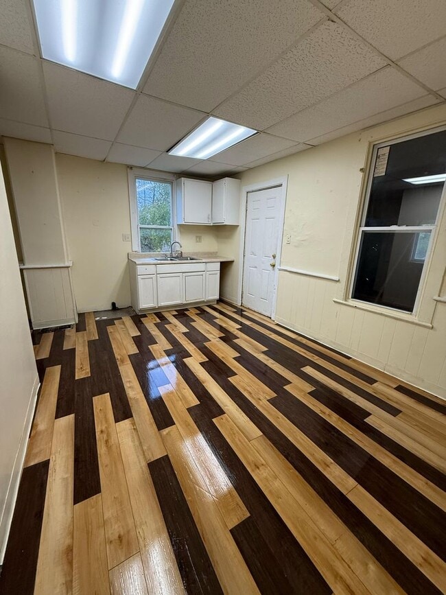 Building Photo - 3 bedroom house fenced yard