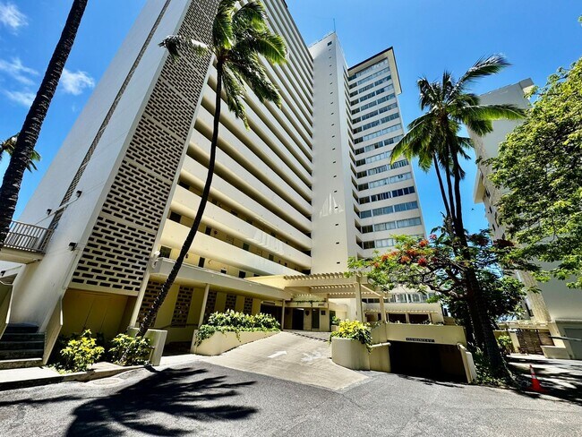 Building Photo - 1/1/1 Oceanfront Living at the Colony Surf on the Gold Coast!