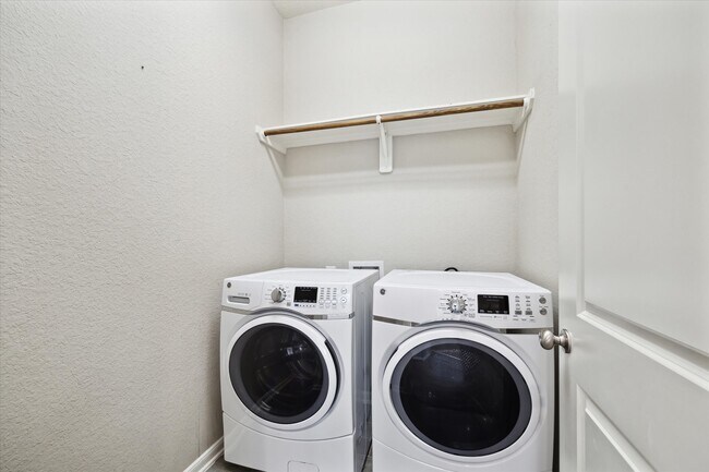 Building Photo - 1535 Giles Dr
