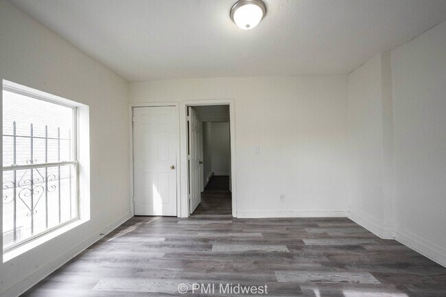 Building Photo - "Charming Duplex Retreat: Spacious 2-Bedro...