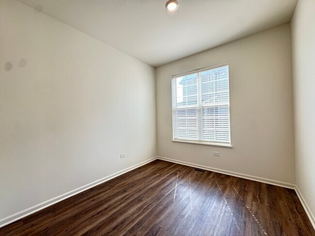 Building Photo - 15036 W Cyrus Dr