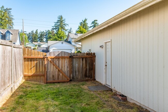 Building Photo - 3 Bedroom 2 Bath Home