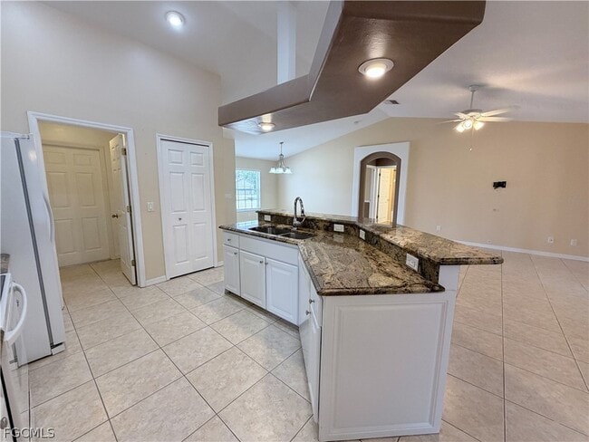 Building Photo - 906 SW 9th Ct