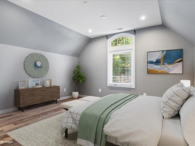 Building Photo - 910 Villa Chanticleer Rd