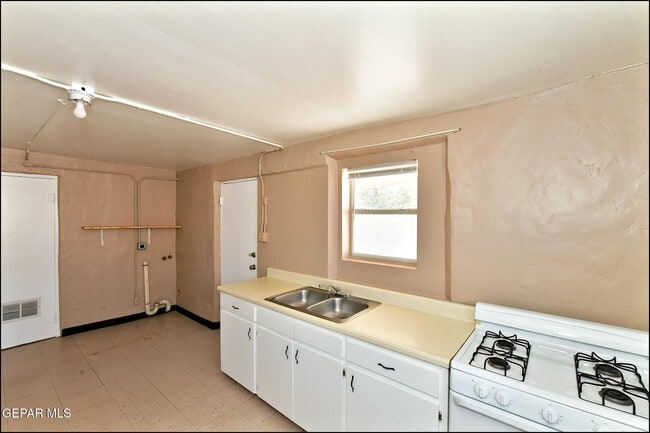 Building Photo - 8058 Gilbert Dr