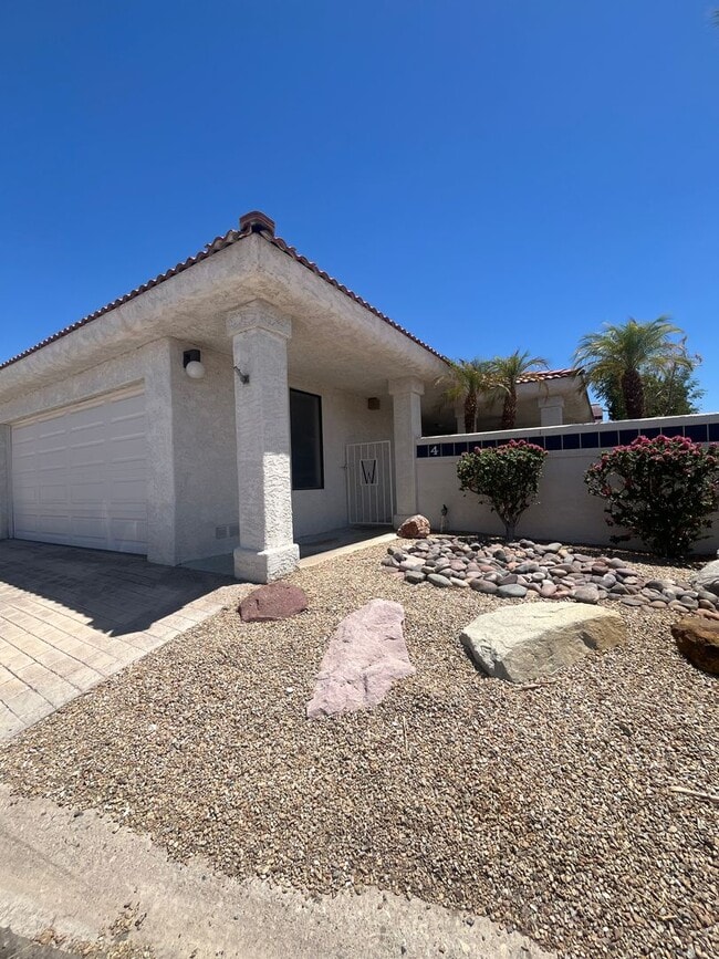 Building Photo - 3 Bed, 2 Bath in Gated Community with Lake Views