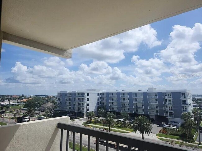 Building Photo - 400 Island Way