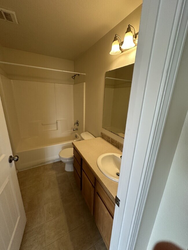 Building Photo - Lower Leval 2 Bed 1 Bath