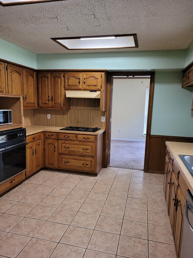 Building Photo - 706 S Forest Ln