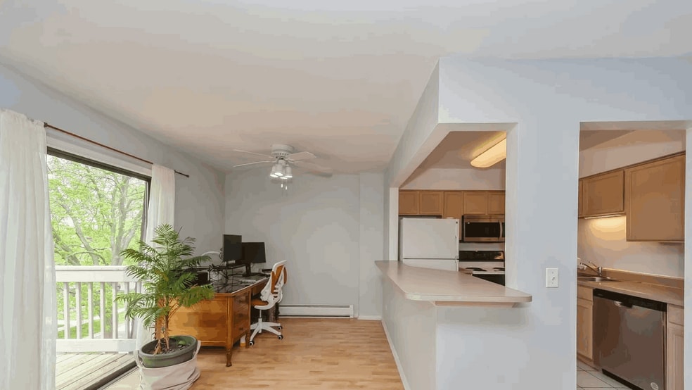 Building Photo - 239 W Court of Shorewood