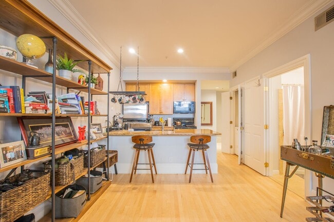 Building Photo - Amazing 1 BR/1 BA Condo in Dupont Circle!