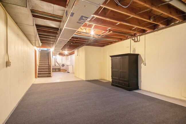 Building Photo - 2149 Lonsdale Dr NE
